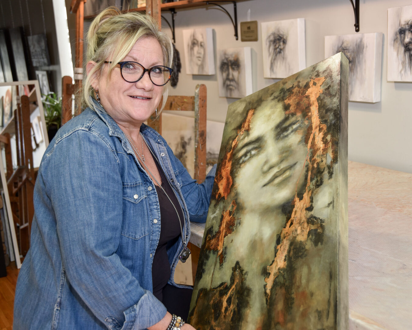 La peintre et sculptrice de McMasterville Johanne Senay aime explorer les émotions humaines à travers ses œuvres. Photothèque | L’Œil Régional ©