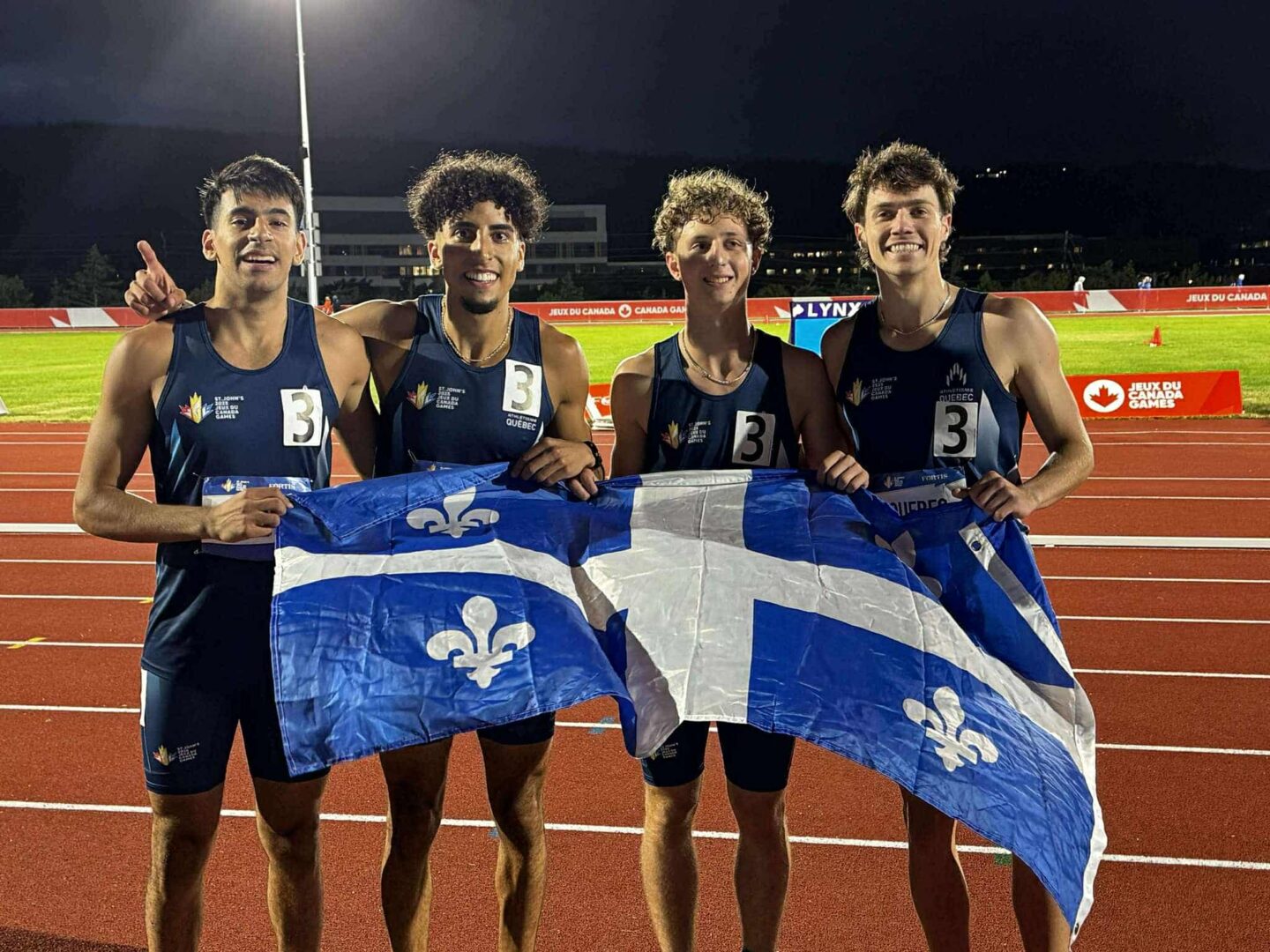 Cédrik Flipo, à droite, avec ses coéquipiers après leur performance au 4x400 mètres. Photo gracieuseté