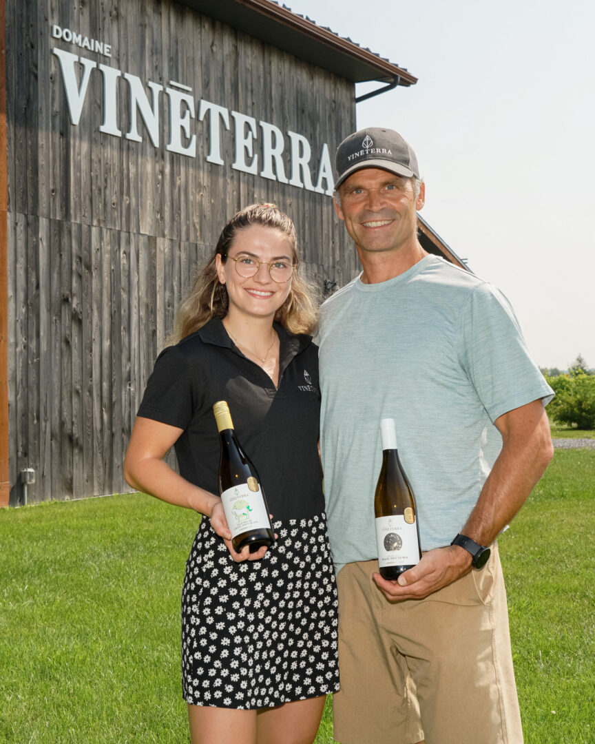 Père et fille tiennent les deux vins qui ont décroché une médaille d’or aux Sélections Mondiales des vins. Photo François Larivière | L’Œil Régional ©