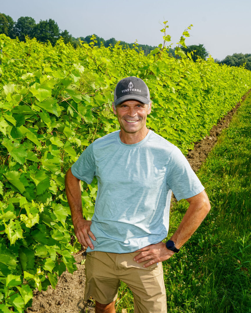 René-Carl Martin devant ses vignes. Photo François Larivière | L’Œil Régional ©