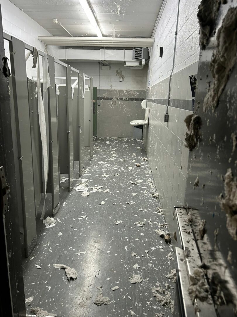 Des photos de l’état lamentable des toilettes des femmes dans l’aréna André-Saint-Laurent de Belœil ont été partagées le 20 août en soirée. Photo tirée de Facebook