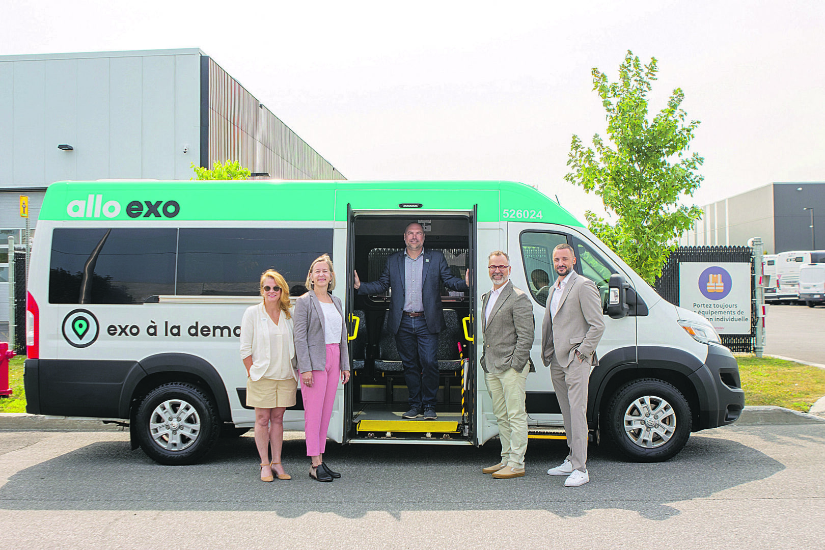 Sur la photo, on reconnaît la PDG de la CCIVRR Julie La Rochelle, la mairesse de Belœil Nadine Viau, le directeur principal – Exploitation autobus et transport adapté chez exo Jim Colonel-Bertrand, le maire de Mont-Saint-Hilaire Marc-André Guertin et le conseiller Affaires publiques chez exo Morgan Dumas-Stoffel. Photo gracieuseté
