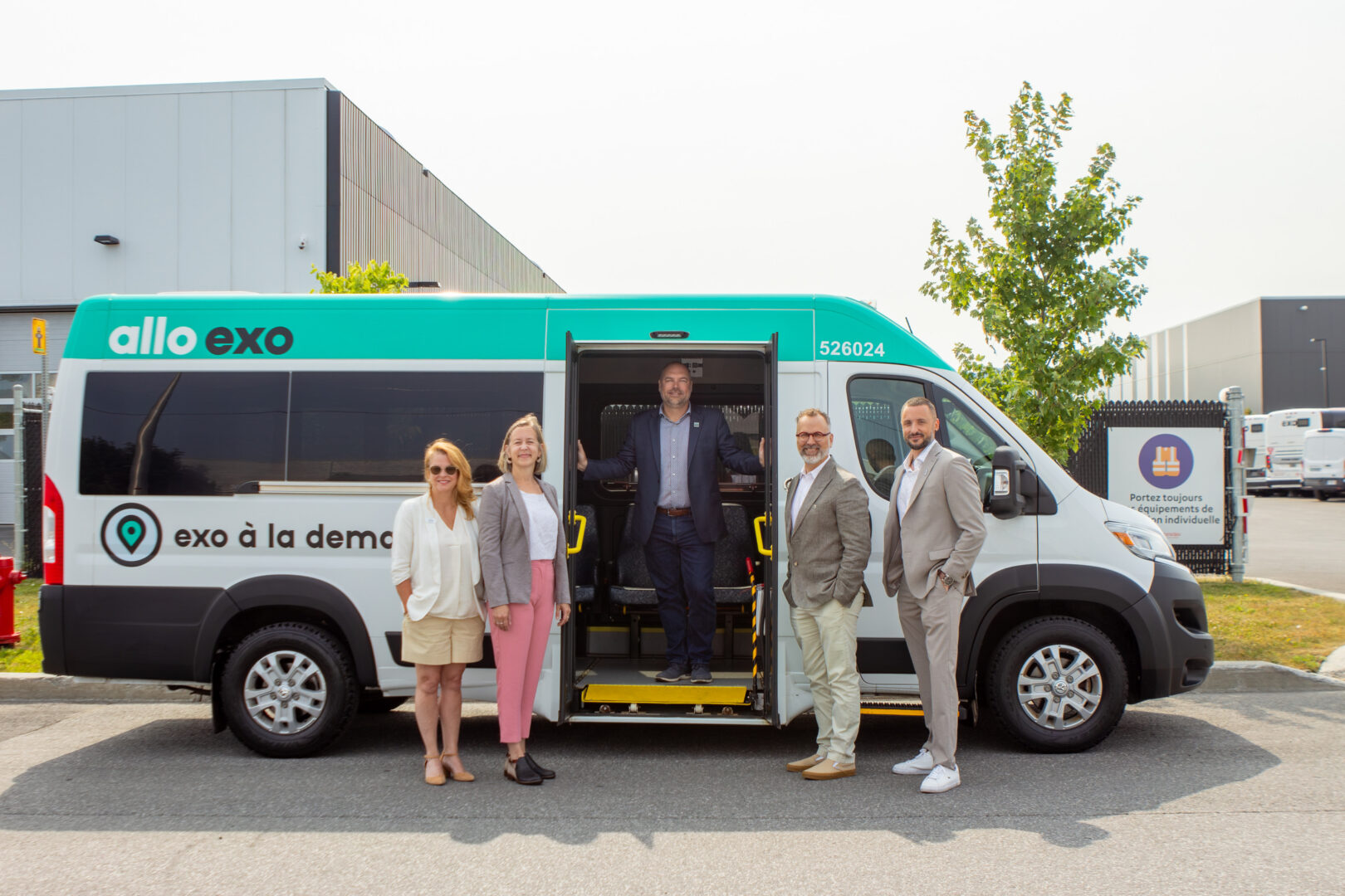 Sur la photo, on reconnaît la PDG de la CCIVRR Julie La Rochelle, la mairesse de Belœil Nadine Viau, le directeur principal – Exploitation autobus et transport adapté chez exo Jim Colonel-Bertrand, le maire de Mont-Saint-Hilaire Marc-André Guertin et le conseiller Affaires publiques chez exo Morgan Dumas-Stoffel. Photo gracieuseté
