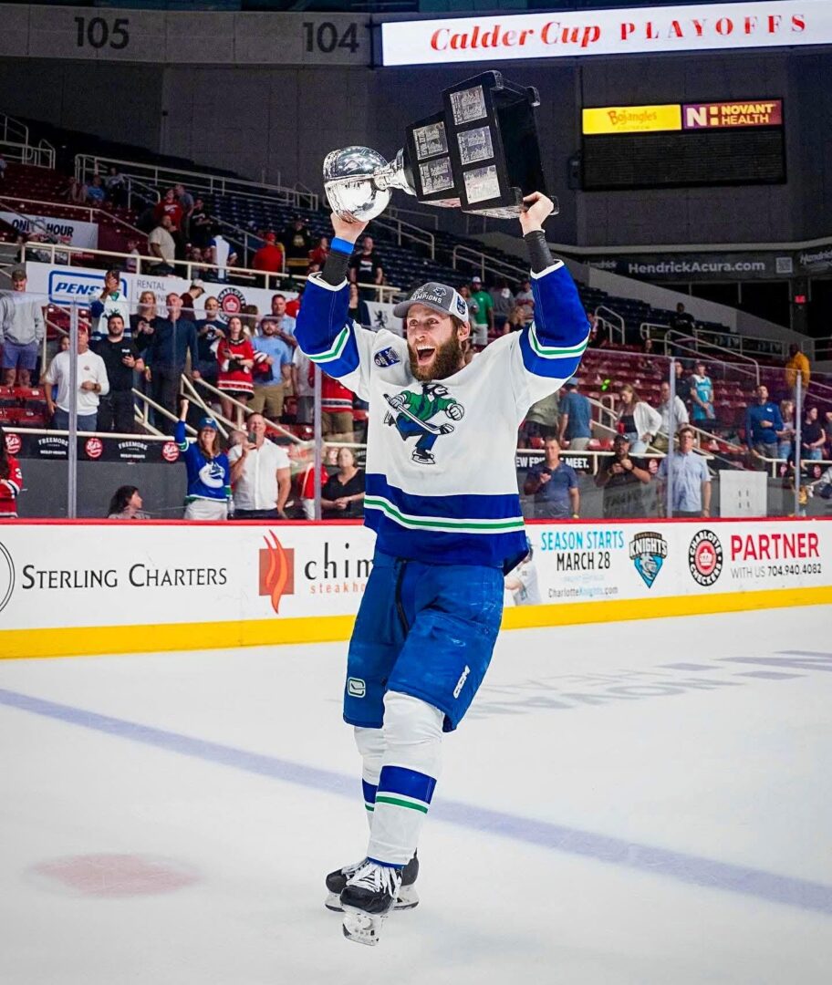 Guillaume Brisebois soulevant la Coupe Calder.Photo IG @abbycanucks