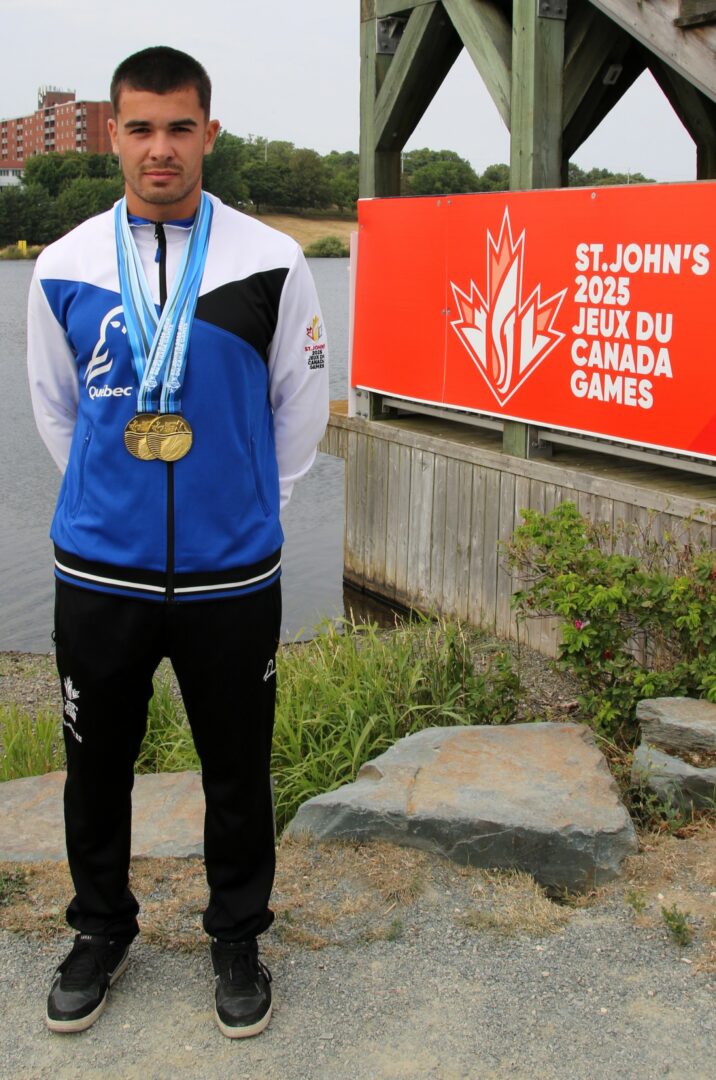 Émile Bouvier pose fièrement avec deux médailles d’or. Photo gracieuseté