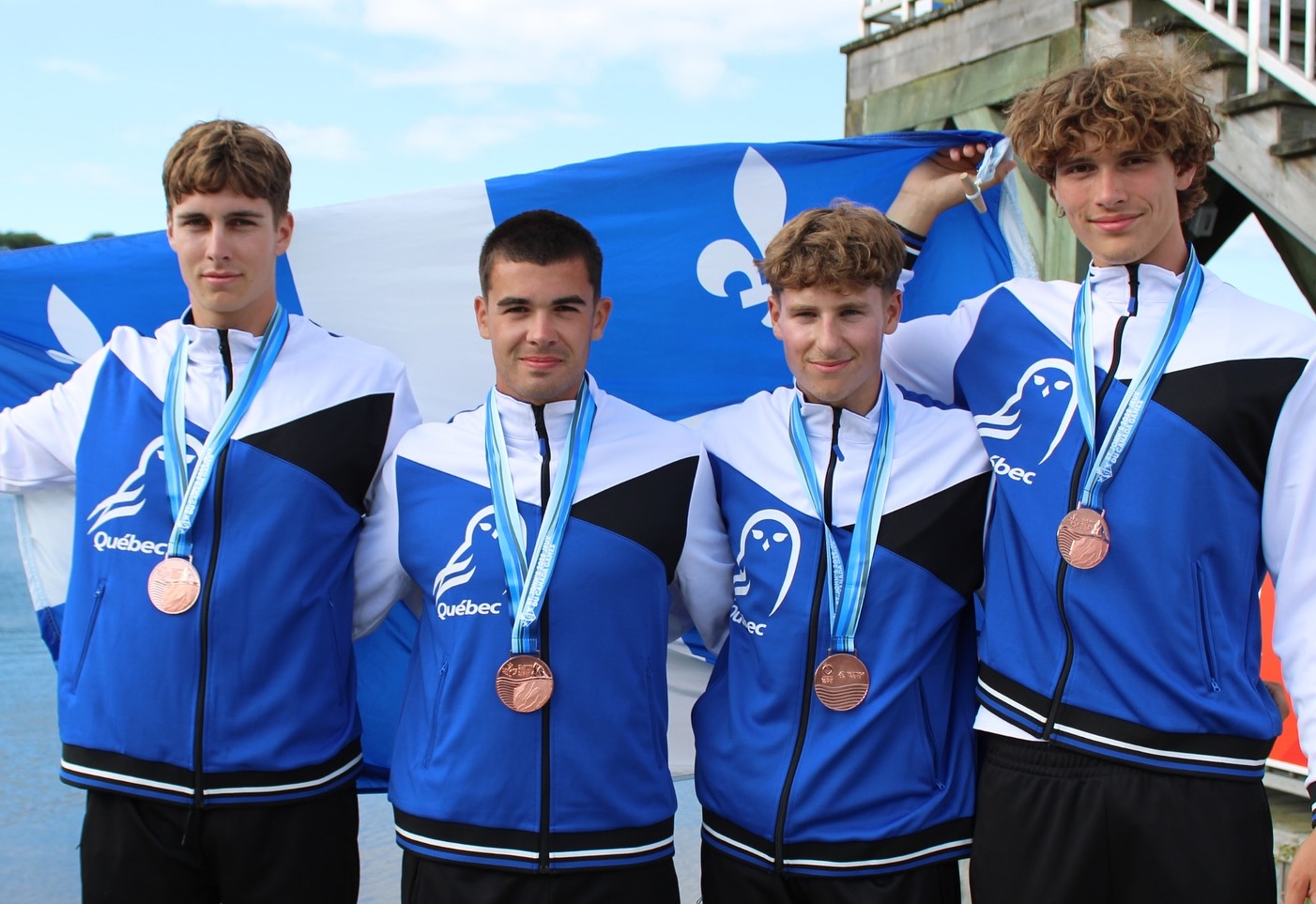 Émile Bouvier (deuxième à gauche) a pu remporter une médaille de bronze avec deux membres de son ancien club à Otterburn Park, soit Antoine Gamache et Noah Piché. Photo gracieuseté