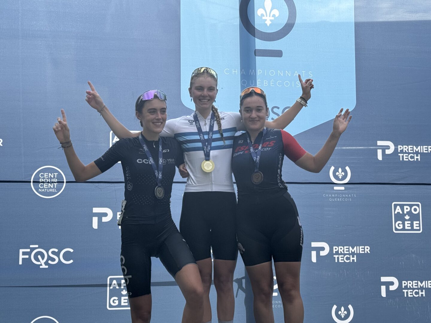 Léonie Bergeron (argent), Abigaël Fortier (or) et Noémie Charest (bronze) sur le podium junior féminin, en conclusion des Championnats québécois de cyclisme sur route élites, qui se sont déroulés du 22 au 24 août entre Massueville et Mont-Saint-Hilaire. Photo gracieuseté