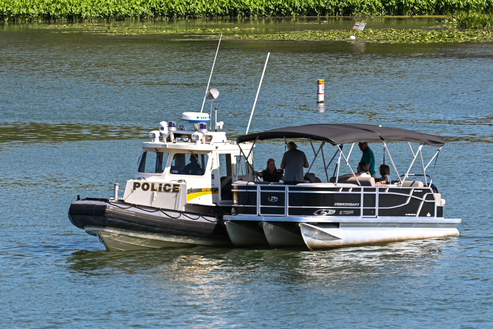 Depuis le début de l’été, l’escouade nautique de la Sûreté du Québec a effectué une dizaine de sorties dans un tronçon de 20 km visé par de nouvelles limites de vitesse. Sept constats pour la vitesse ont d’ailleurs été remis en date du 31 juillet. Photo François Larivière | L’Œil Régional ©