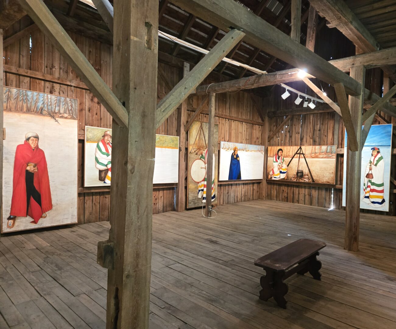 La grange donne un cachet unique à l’exposition. Photo Patrick Deslandes