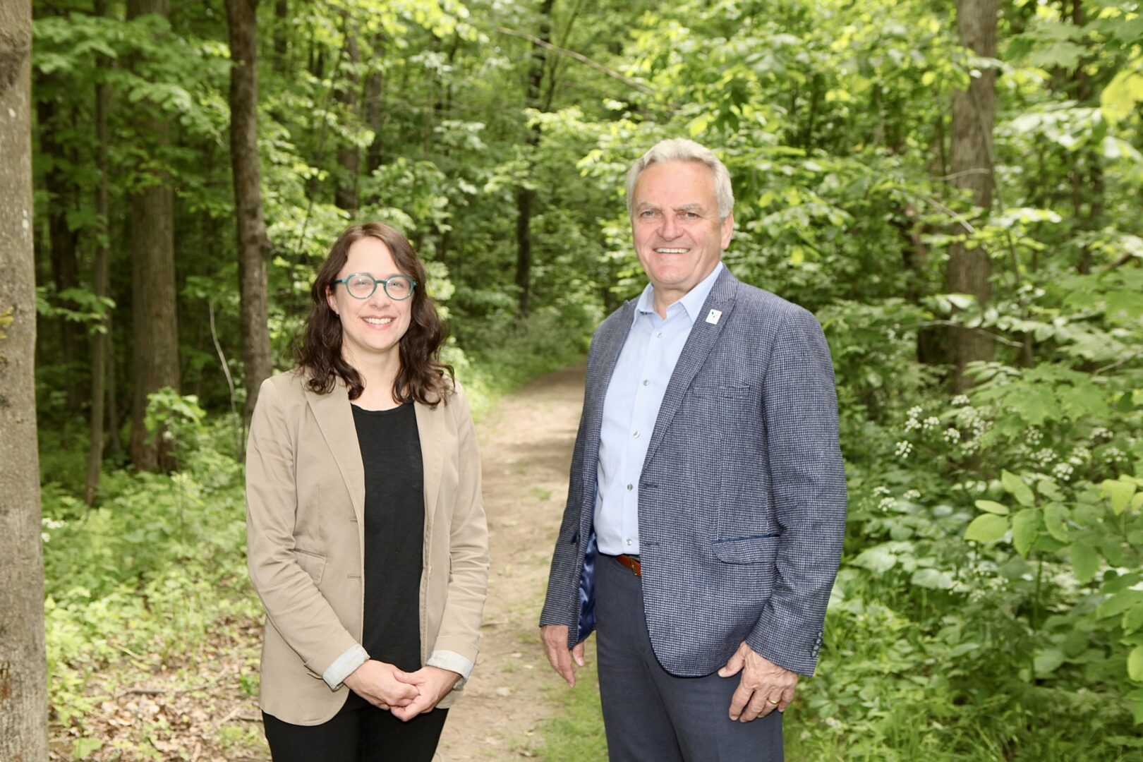 La mairesse Mélanie Villeneuve et le président de la Fondation Papillon, Jean Duchesneau, en juin 2022, lors de l’annonce de l’intention de la Ville d’acquérir les boisés des Bosquets Albert-Hudon. Photothèque | L’Œil Régional ©
