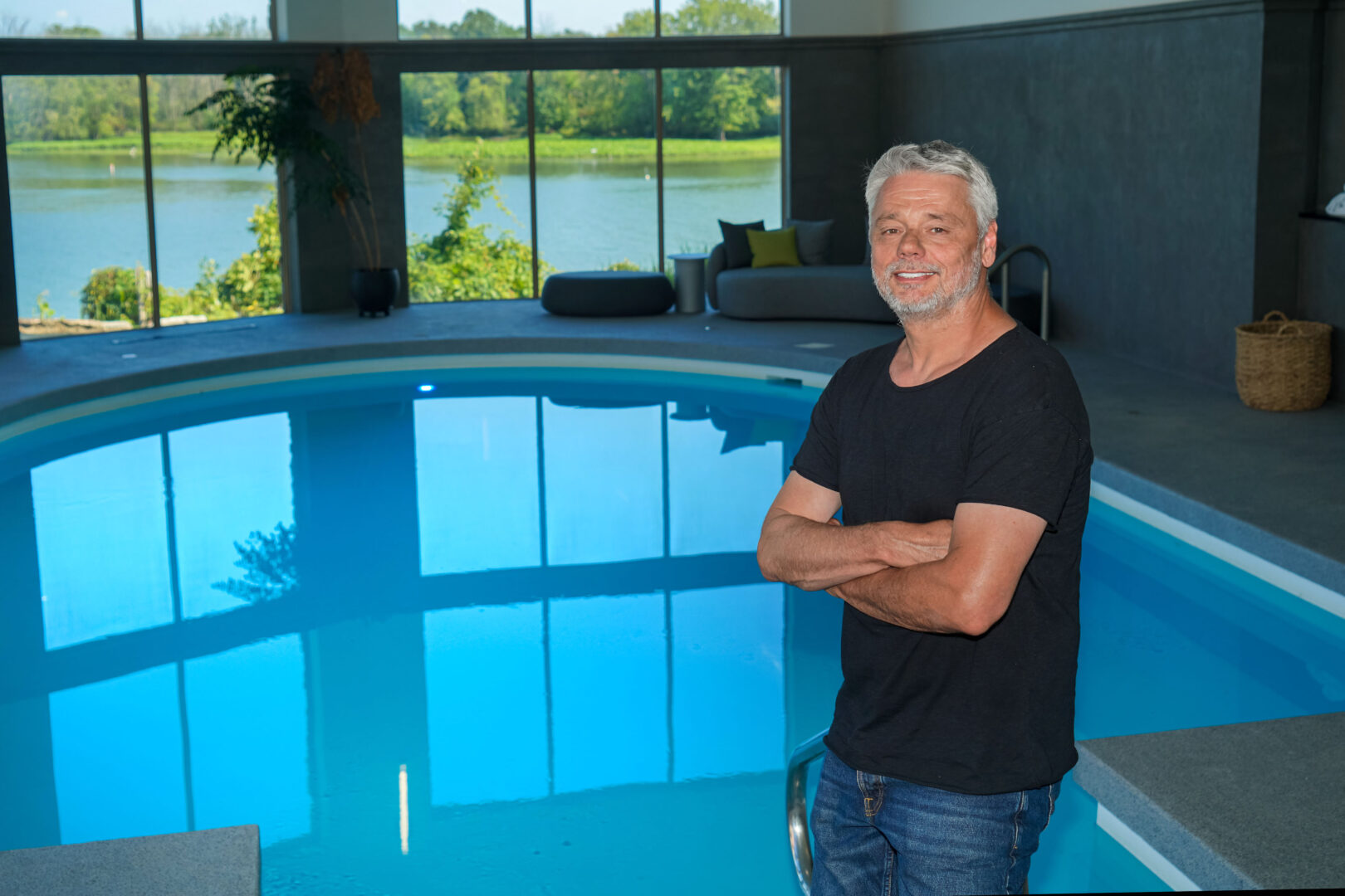 David Sepulchre, propriétaire des Trois Tilleuls, devant la piscine du complexe. Photo François Larivière | L’Œil Régional ©
