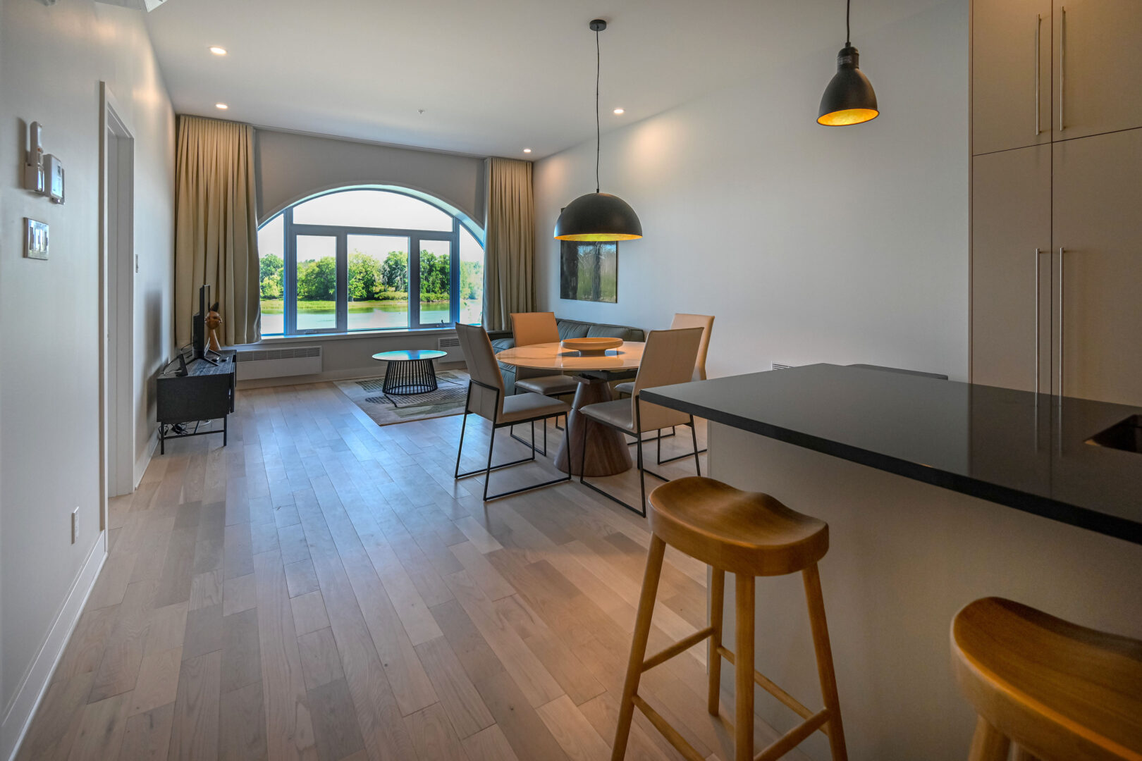 Les premiers appartements-hôtel, dont les dimensions varient de 1038 pi2 à 3069 pi2, sont déjà en vente, ce qui permettra ultimement de terminer les travaux de la deuxième phase du projet. Photo François Larivière | L’Œil Régional ©