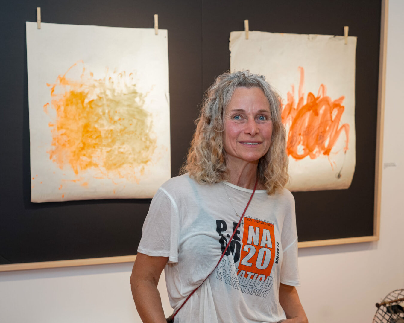 Avec son exposition Le droit d’être indiscipliné, actuellement présentée à la Maison Paul-Émile-Borduas, l’artiste de Mont-Saint-Hilaire Joann Côté montre la gamme des émotions par laquelle elle est passée depuis la pandémie, passant du très sombre à des œuvres récemment plus colorées, telles que celles derrière elle. Photo François Larivière | L’Œil Régional ©