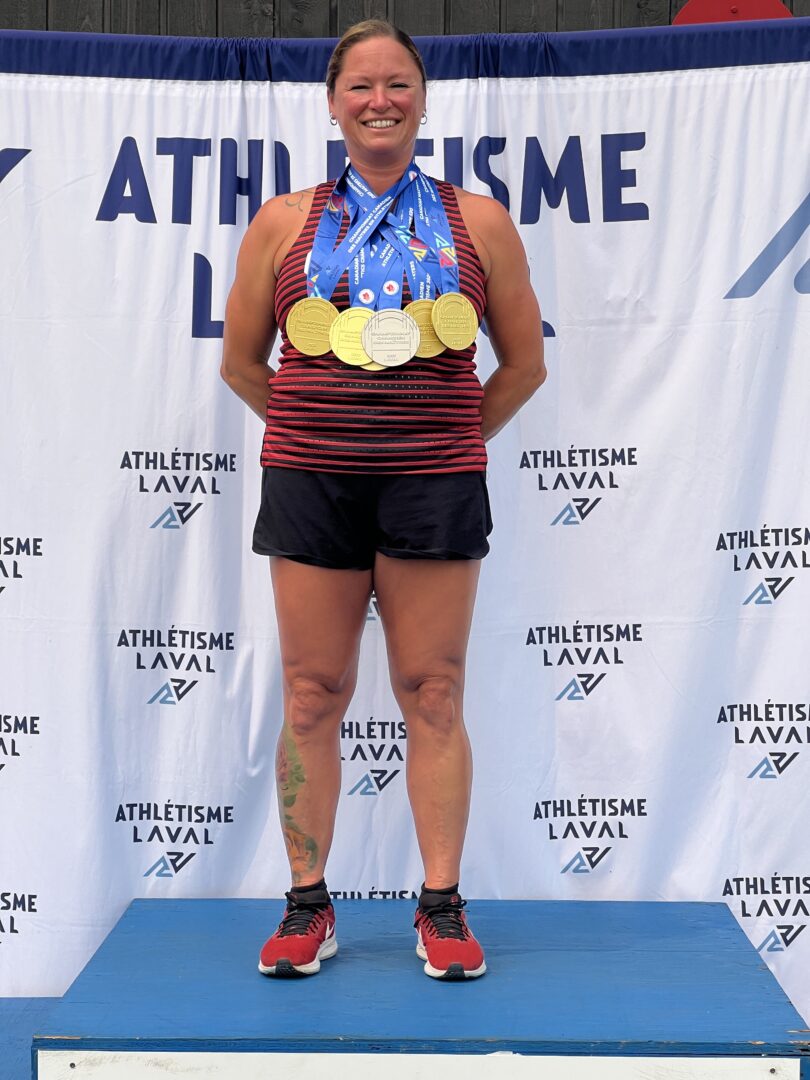 Mélanie Guy posant fièrement avec ses médailles. Photo gracieuseté