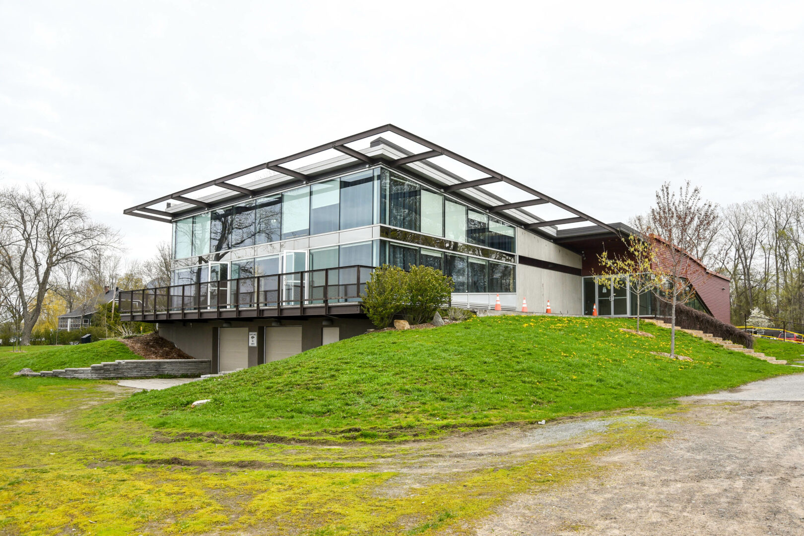 La Ville prévoit investir 536 700 $ pour l’amélioration du Centre culturel et communautaire de la Pointe-Valaine, principalement pour évaluer et adapter le bâtiment à différents usages, ainsi que 451 000 $ pour l’aménagement du stationnement. Photothèque | L’Œil Régional ©