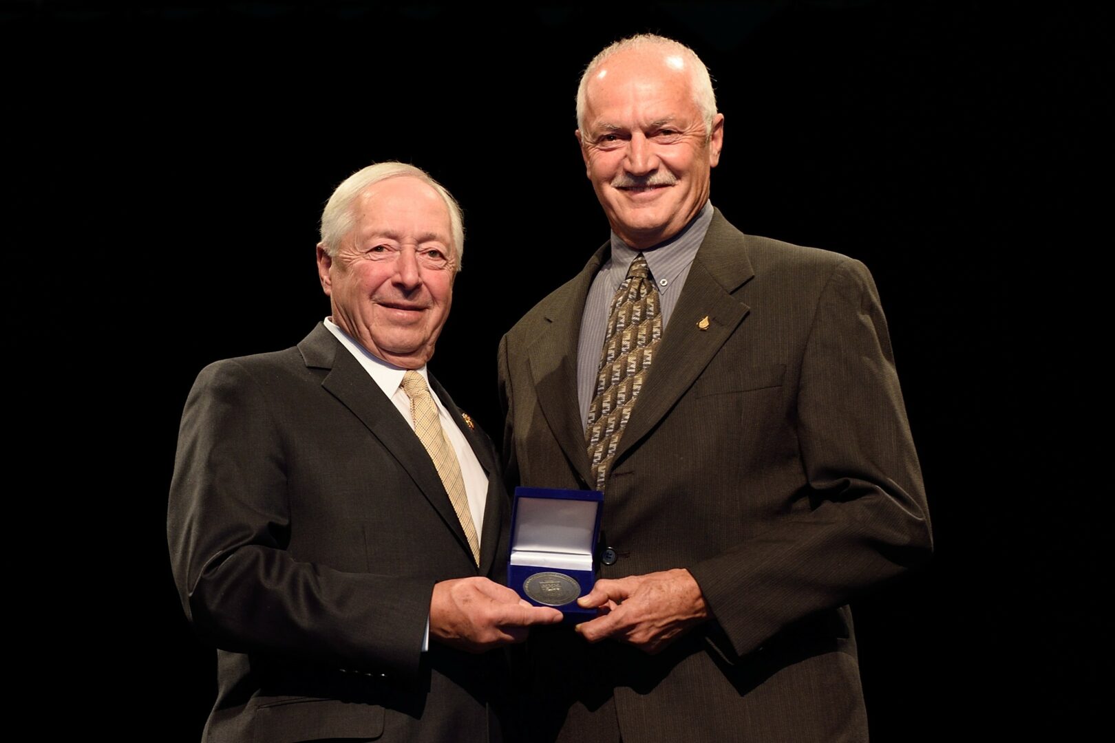 Roger Castonguay, à droite, a reçu en 2016 la Médaille du lieutenant-gouverneur du Québec, des mains du lieutenant-gouverneur Michel Doyon. Cette distinction soulignait son engagement bénévole. Photo gracieuseté