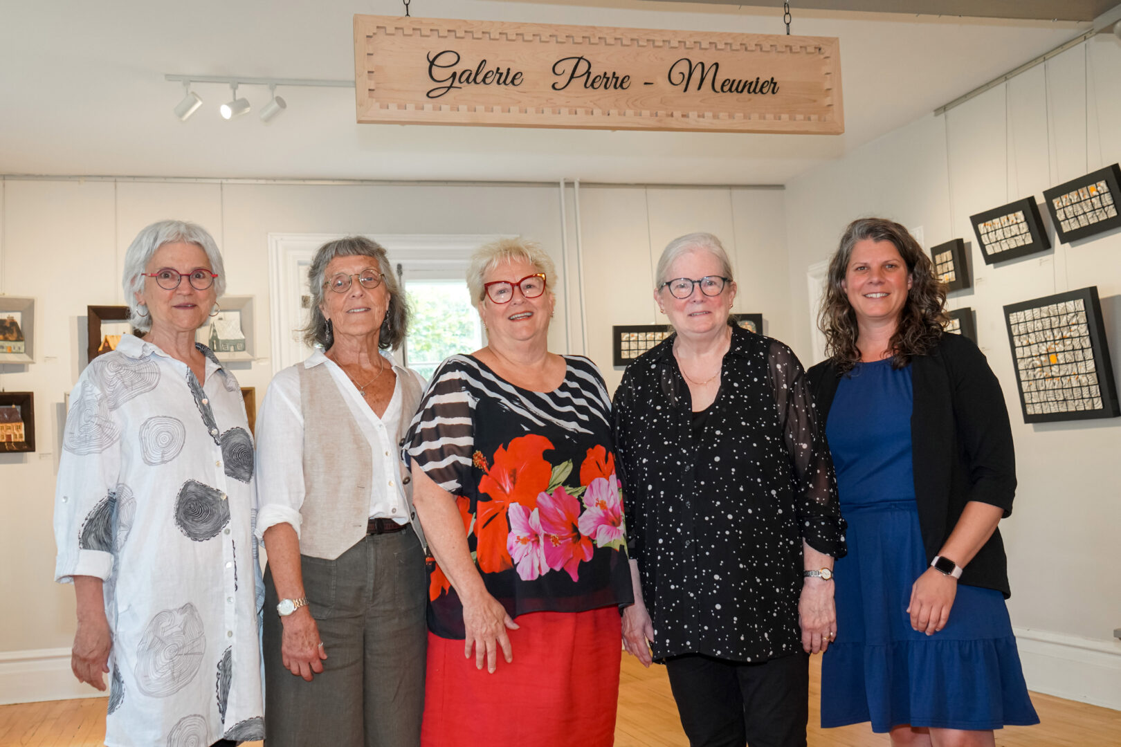 Les directrices artistiques Madeleine St Jean et Marie-Ange Samon, les artistes Suzanne Benoit et Marie-Claude Denault, et la mairesse de Saint-Charles-sur-Richelieu, Julie Lussier, ont rencontré le journaliste dans la petite galerie Pierre-Meunier. Photo François Larivière | L’Œil Régional ©