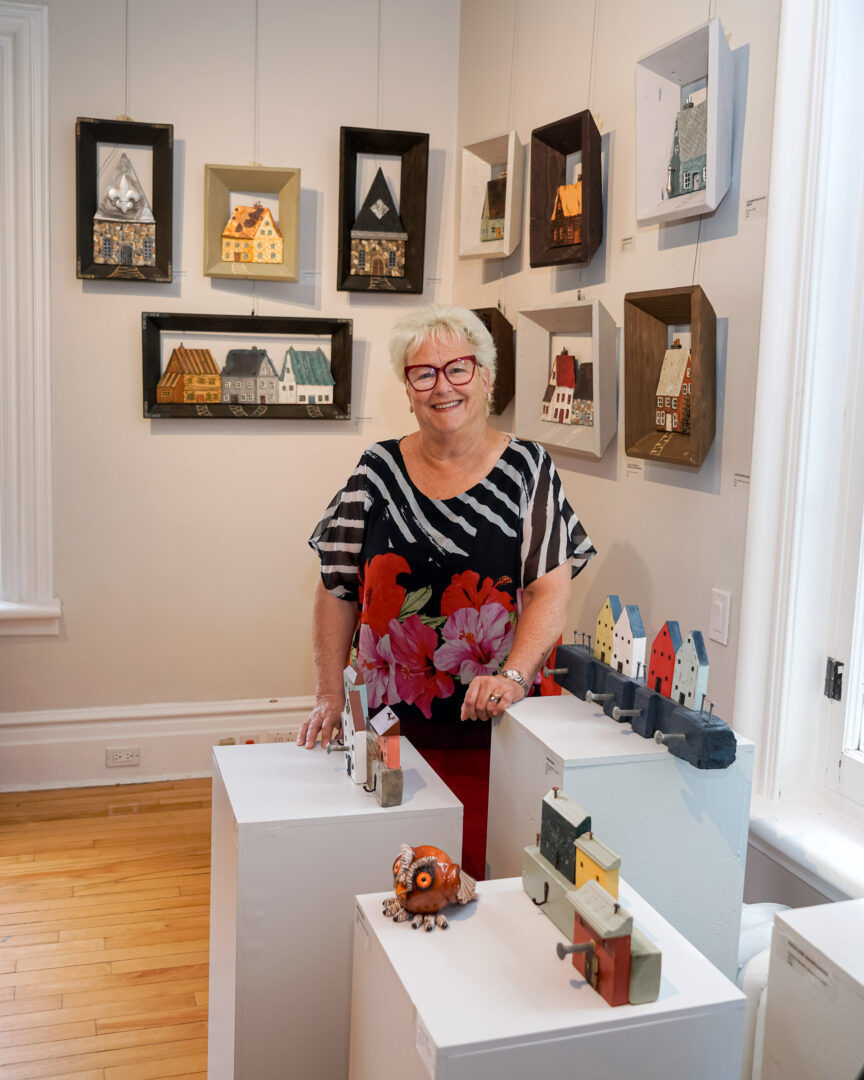 Suzanne Benoit se spécialise dans les créations célébrant l’architecture québécoise, faites à partir de différents matériaux, dont des matières recyclées. Photo François Larivière | L’Œil Régional ©