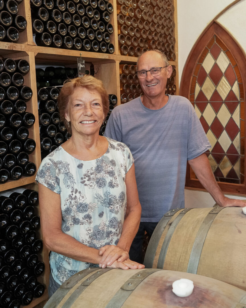 Les propriétaires du Vignoble Les Murmures, Monique St-Arnaud et Daniel Hamel, posent dans la pièce des tonneaux de leur maison, un endroit très populaire auprès des visiteurs. « Un endroit comme celui-là, si c’est pas ça le paradis, je demande un billet de retour! », lance en riant Daniel Hamel. Photo François Larivière | L’Œil Régional ©