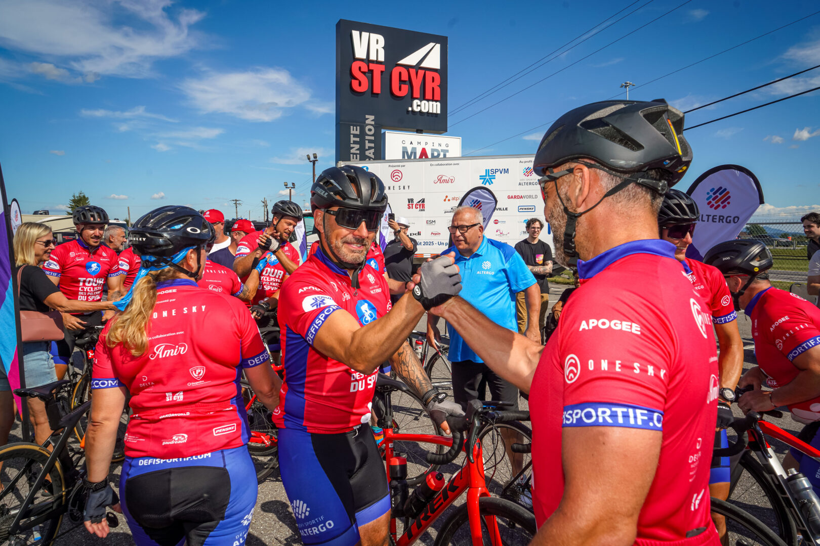 Les 22 cyclistes du Tour policier franchissent la ligne d’arrivée au VR St-Cyr, après un périple de 600 km au profit du Défi sportif AlterGo. Photo François Larivière | L’Œil Régional ©