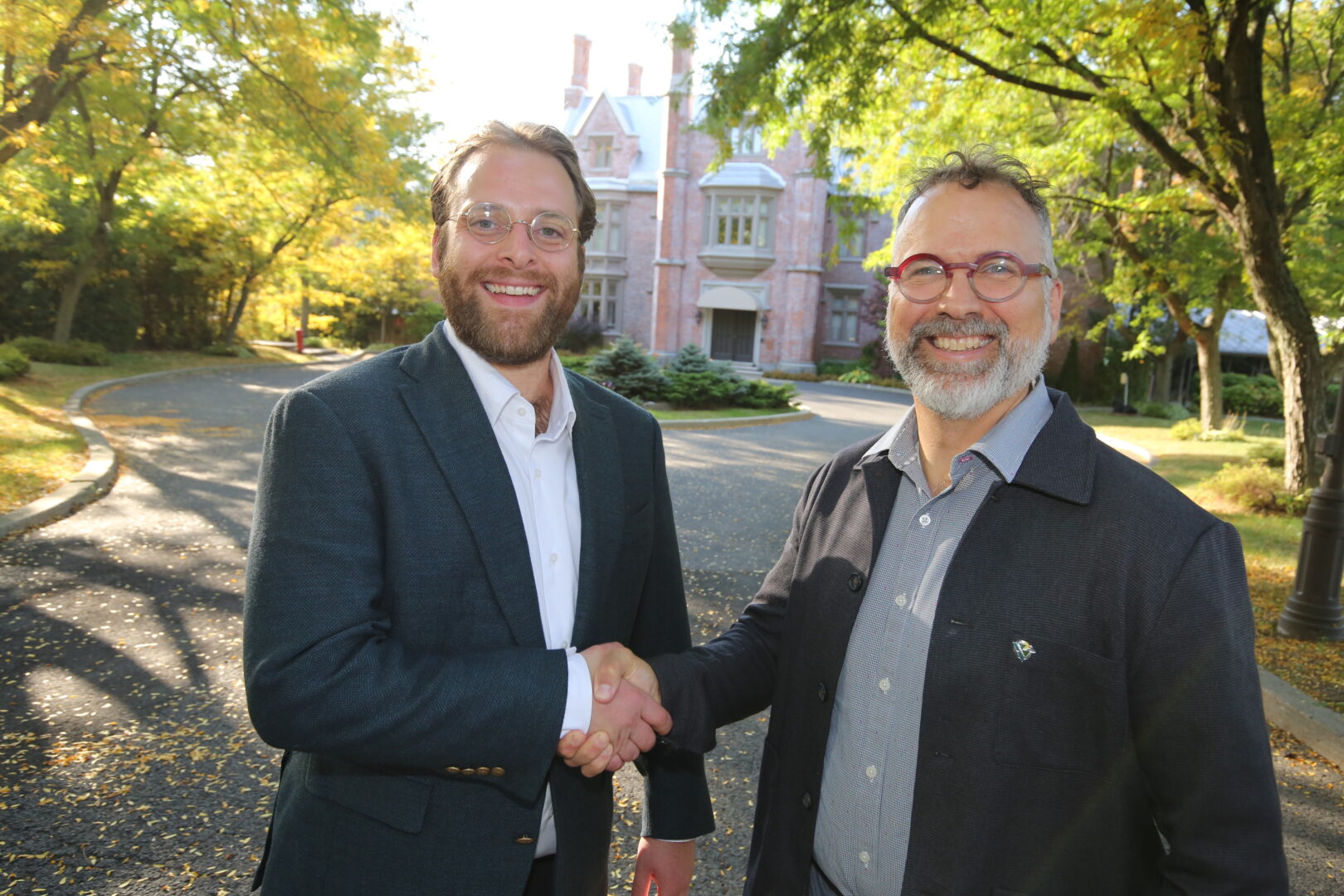 Le cofondateur du groupe Belvoir, Louis Poissant-Lespérance, et le maire de Mont-Saint-Hilaire, Marc-André Guertin.
Photo Robert Gosselin | L’Œil Régional ©