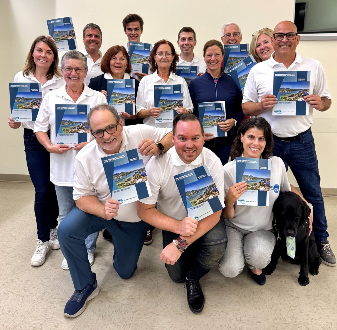 Les candidats de Belœil, c’est nous! et quelques partisans posent avec leur plateforme électorale. En avant, à gauche, le candidat à la mairie Daniel Picard. Photo gracieuseté