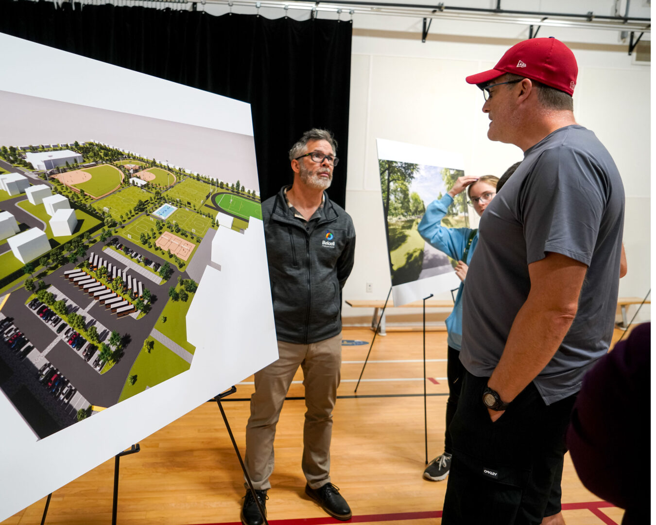 Un parc intergénérationnel incluant des modules de jeu ainsi qu’un bloc sanitaire et une terrasse couverte sera bâti dans le parc, qualifié de « pôle sportif » par la Ville de Belœil. Environ 75 visiteurs ont participé à la soirée de présentation. Photo François Larivière | L’Œil Régional ©