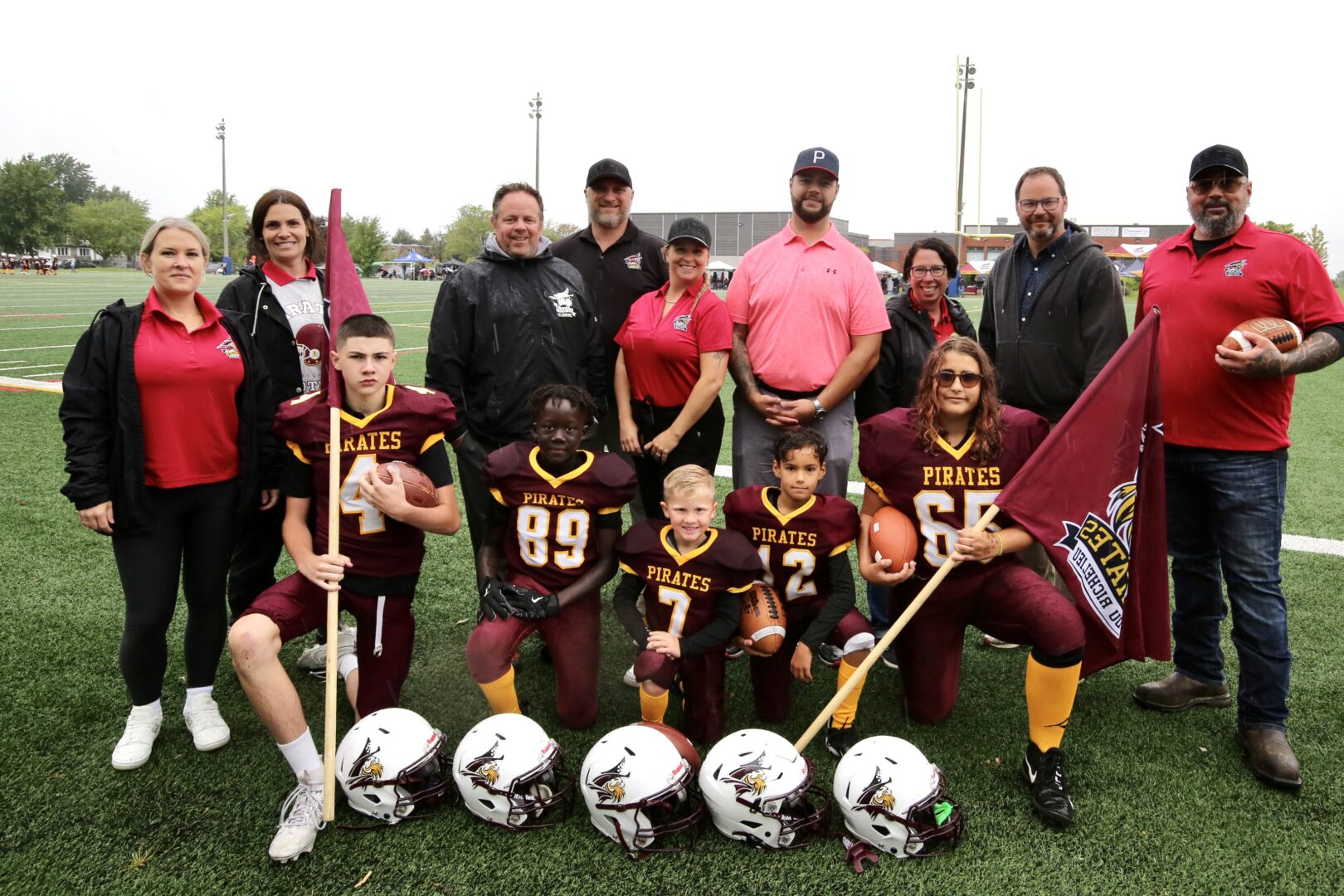 Une cérémonie officielle en compagnie de dignitaires a précédé la partie des Pirates pee-wee. Photo Robert Gosselin | L’Œil Régional ©