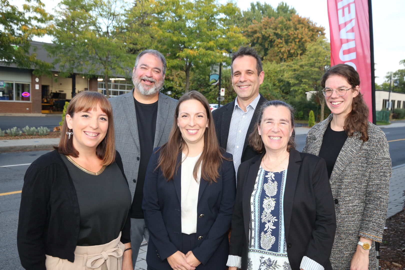 À l’avant, Marie-Eve Ménard, Kim Méthot et Gabrielle Pelletier. À l’arrière, Philippe Guillot, Martin Leprohon et Sarah Saïdi. Photo Robert Gosselin | L’Œil Régional ©