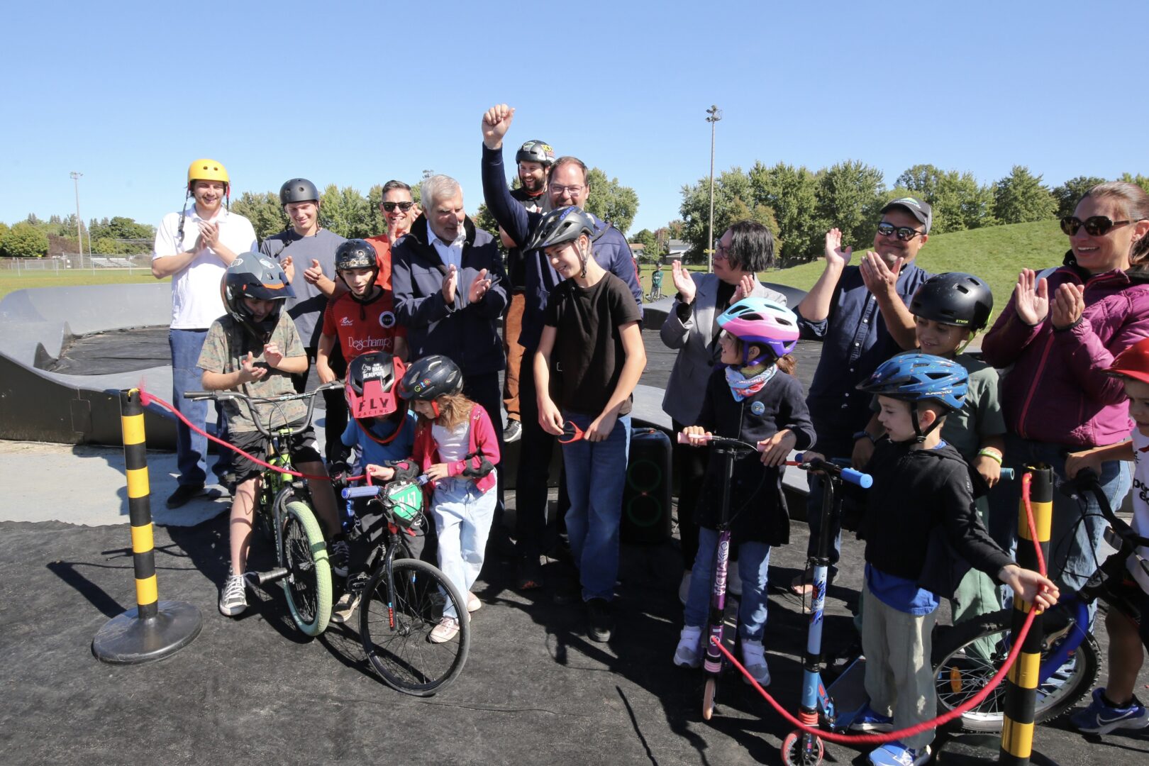 Une cinquantaine de personnes ont assisté à l’inauguration de la piste à rouleaux de McMasterville. Photo Robert Gosselin | L’Œil Régional