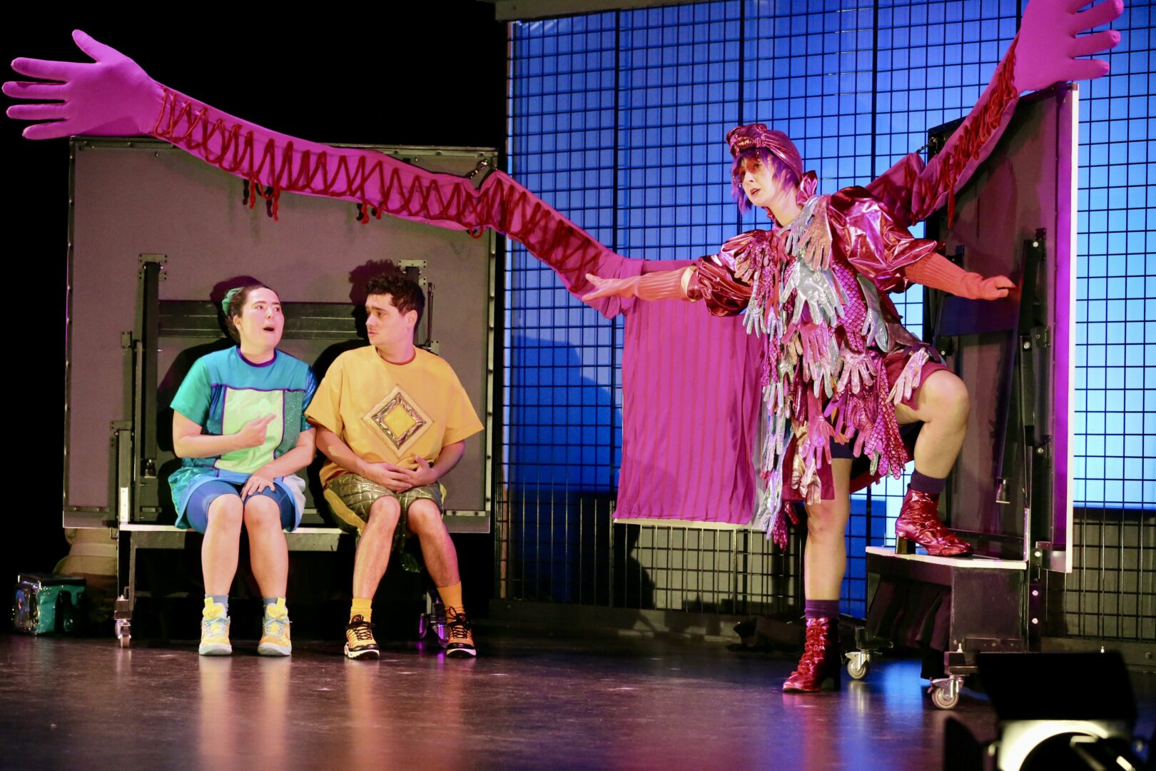 Dans Les (in)séparables, les personnages de Capitaine (Clara Vecchio) et Cosmonaute (Silviu Vincent Legault) ont une amitié fusionnelle au point de demander à une experte (Anna Payant) de coudre leurs pieds ensemble. Le tandem fera plus tard la rencontre de Coco (aussi interprété.e par Anna Payant), personnage à l’identité de genre insaisissable. Photo Robert Gosselin | L’Œil Régional ©