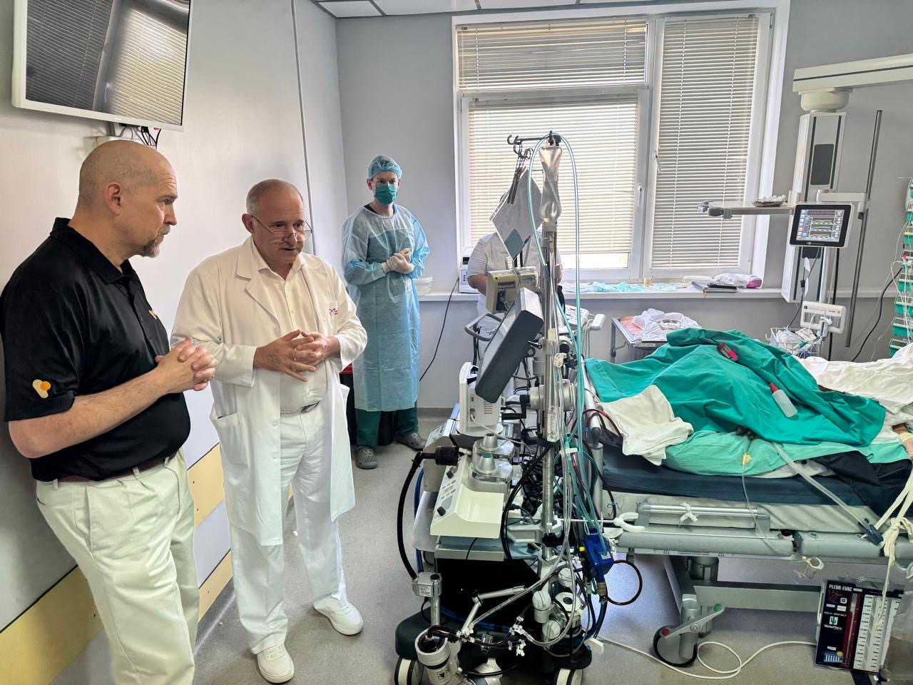 Olivier Bataille, à gauche, dans un hôpital ukrainien. Photo gracieuseté