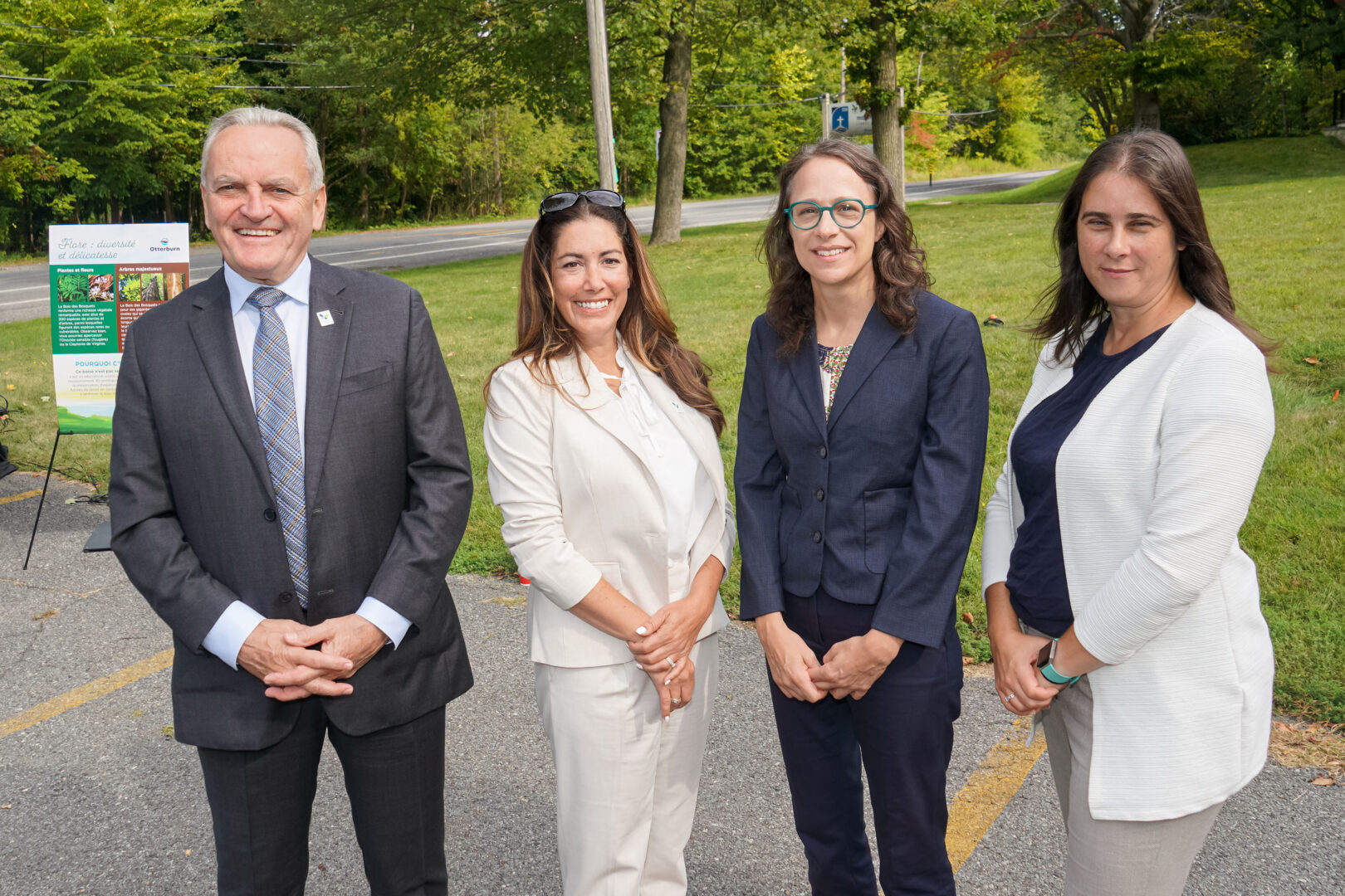 Jean Duchesneau et Suzy Guérin, respectivement président et directrice générale de la Fondation Papillon, et Mélanie Villeneuve et Christine Ménard, mairesse et directrice générale d’Otterburn Park. Photo François Larivière | L’Œil Régional ©