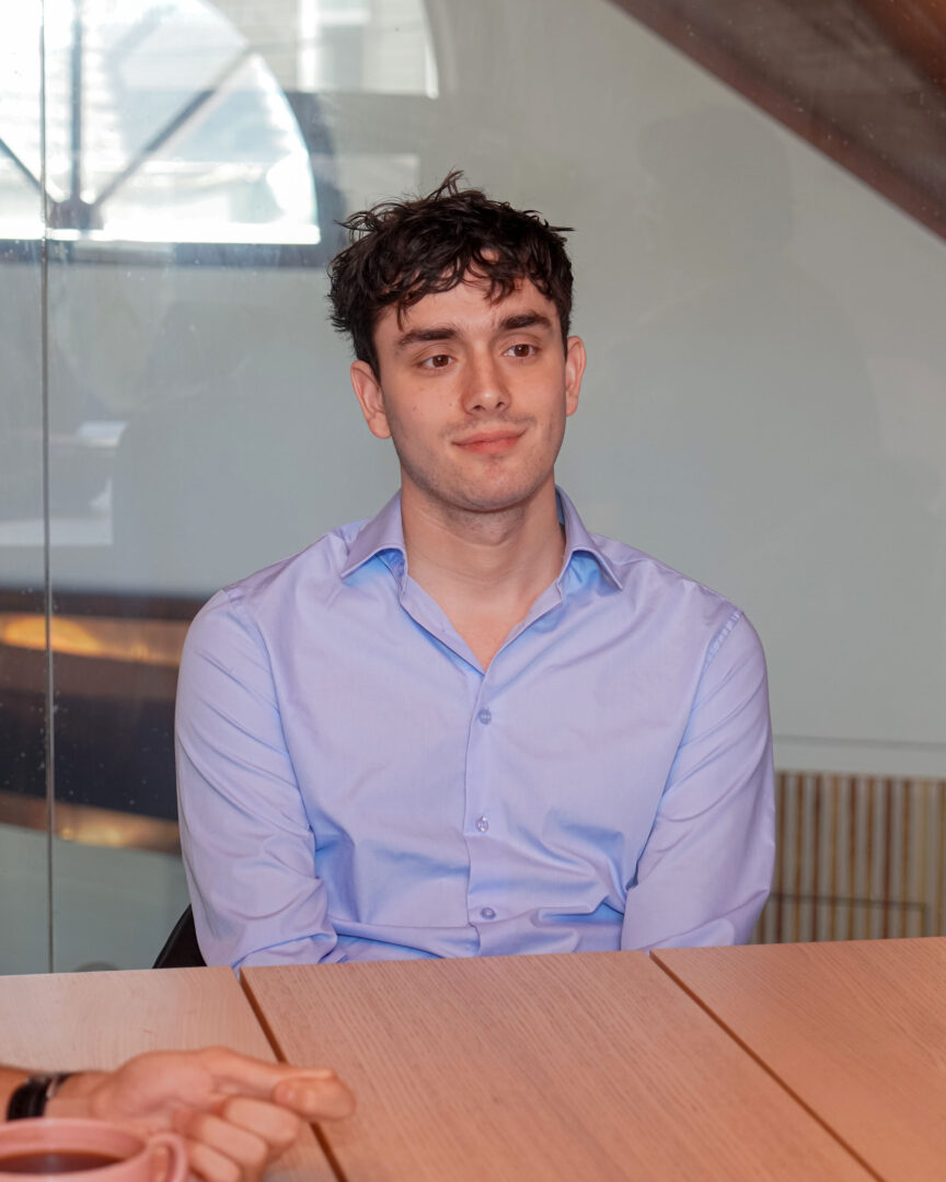 Antoine Barrette – Candidat à la mairie de McMasterville
À 22 ans, Antoine Barrette habite encore chez sa mère et ne paie pas de taxes municipales, mais cela ne l’empêche pas de viser haut : il tente sa chance à la mairie de McMasterville. Étudiant en science politique et très intéressé par les questions de l’administration, il s’intéresse particulièrement à la gestion municipale et dit assister régulièrement aux séances publiques de son conseil. Il affirme vouloir porter une voix plus jeune et inclusive : « Les jeunes sont sous-représentés. On parle souvent d’enjeux de baby-boomers, mais ça ne veut pas dire que, par mon âge, je n’ai pas les compétences. » Il veut s’attaquer à la crise du logement, améliorer le transport collectif et renforcer l’aide alimentaire locale.