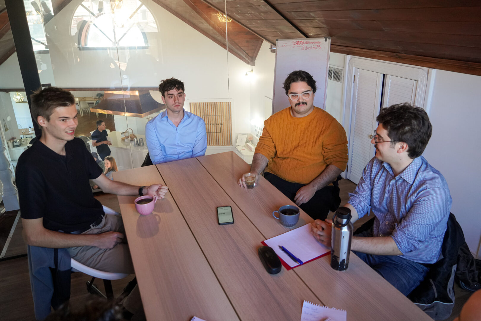 Xavier Lafleur, Antoine Barrette, David Morin et Julien Tardif ont accepté de discuter en table ronde de l'implication jeunesse en politique municipale avec L'Œil Régional.
Photo François Larivière | L'Œil Régional ©