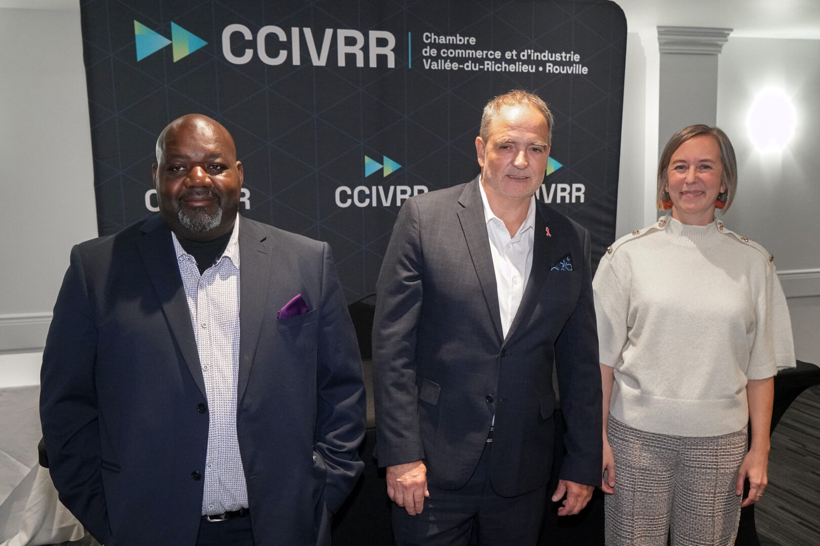 Les candidats Olivier Cholette, Daniel Picard et Nadine Viau lors du débat des candidats à la mairie de Belœil. 
Photo François Larivière | L'Œil Régional ©