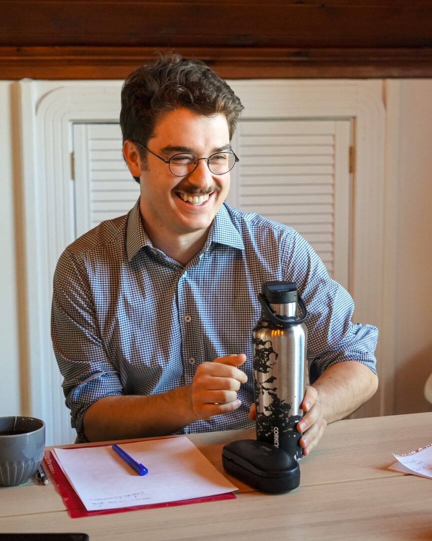 David Morin – Élu à Mont-Saint-Hilaire
Élu pour un second mandat à Mont-Saint-Hilaire, David Morin a fait ses débuts en politique municipale à seulement 23 ans. Titulaire d’un baccalauréat par cumul en sciences sociales et en urbanisme, il s’est d’abord impliqué dans les causes environnementales, notamment au sein du comité Ville équitable et à travers une pétition demandant plus d’actions contre les changements climatiques. Son implication citoyenne l’a mené naturellement vers la politique active : « Je demandais, je revendiquais. À un moment, je me suis dit : si je veux que ça change, je dois m’impliquer. » Inspiré par d’autres jeunes élus, il croit que le municipal reste le palier où l’action concrète est la plus possible. Même si aujourd’hui, sa réalité a changé, notamment en devenant propriétaire d’un condo, il a offert sa perspective d’un premier mandat.��