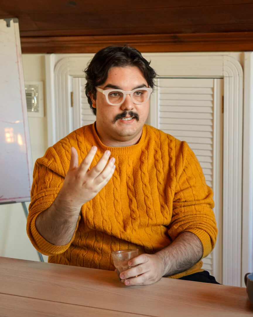 Julien Tardif – Ancien candidat à Belœil
Julien Tardif ne se présente pas cette année, mais il a déjà tenté sa chance aux élections municipales de 2021, alors qu’il n’avait que 19 ans. C’est un discussion avec Karim-André Laz et Nadine Viau, du parti Oser Belœil, qui l’avait convaincu de tenter sa chance. Diplômé en administration publique de l’UQAM, il étudiait alors à l’Université d’Ottawa en relations internationales. C’est à travers ses travaux sur l’accès à l’éducation et les conditions de vie qu’il a réalisé l’importance du palier local. « On peut bien parler de diplomatie à l’ONU, mais ce sont les réalités locales qui décident si tu as accès à une bonne école », explique-t-il. Militant de longue date, notamment sur les questions du climat, il voit la démocratie comme un engagement « qui ne s’arrête pas au bulletin de vote ».��