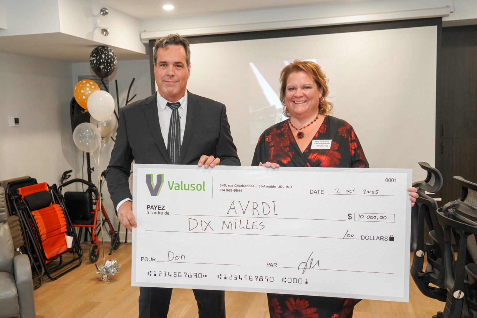 François Prud'Homme de l'entreprise Valusol a offert 10 000 $ pour aider l'AVRDI/TSA dans la poursuite de sa mission. Il pose en compagnie de la directrice Sonia St-Aubin à l'occasion de la remise du chèque.
Photo François Larivière | L'Œil Régional ©
