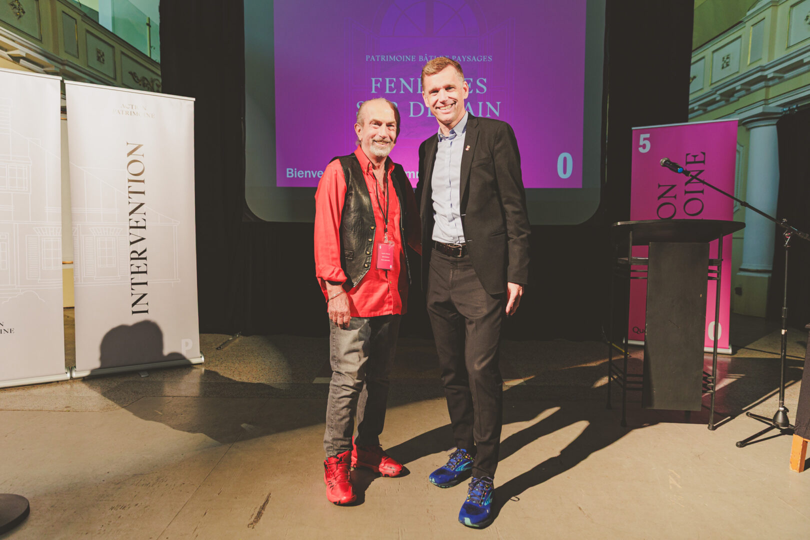L’artiste hilairemontais André Michel pose avec le maire de Québec, Bruno Marchand, à l’occasion de l’assemblée générale annuelle d’Action patrimoine, où il a reçu un hommage pour ses 25 ans d’implication. Photo Simon Laroche