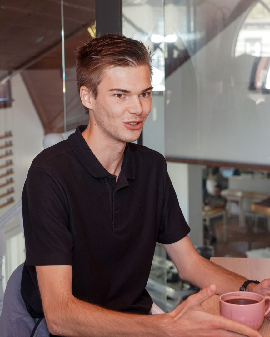 Xavier Lafleur – Candidat à Belœil.
Détenteur d’un baccalauréat en relations internationales, Xavier Lafleur s’est d’abord impliqué en politique municipale un peu par hasard, en 2021, au sein du parti Belœil, c’est nous!, après un contact avec le chef Luc Cossette, À l’époque, il débutait son bac et voyait déjà un parallèle entre les dynamiques locales et les grands enjeux internationaux. « Le municipal, c’est beaucoup de contacts, ça touche directement les gens », dit le jeune candidat de 23 ans. Cette année, après avoir d’abord refusé de se présenter, il a finalement accepté d’être candidat à la suite d’un désistement. Il prend son rôle très au sérieux : « Je voulais briser le stéréotype qu’il faut payer des taxes pour s’intéresser à la politique municipale. »
Photo François Larivière | L’Œil Régional ©