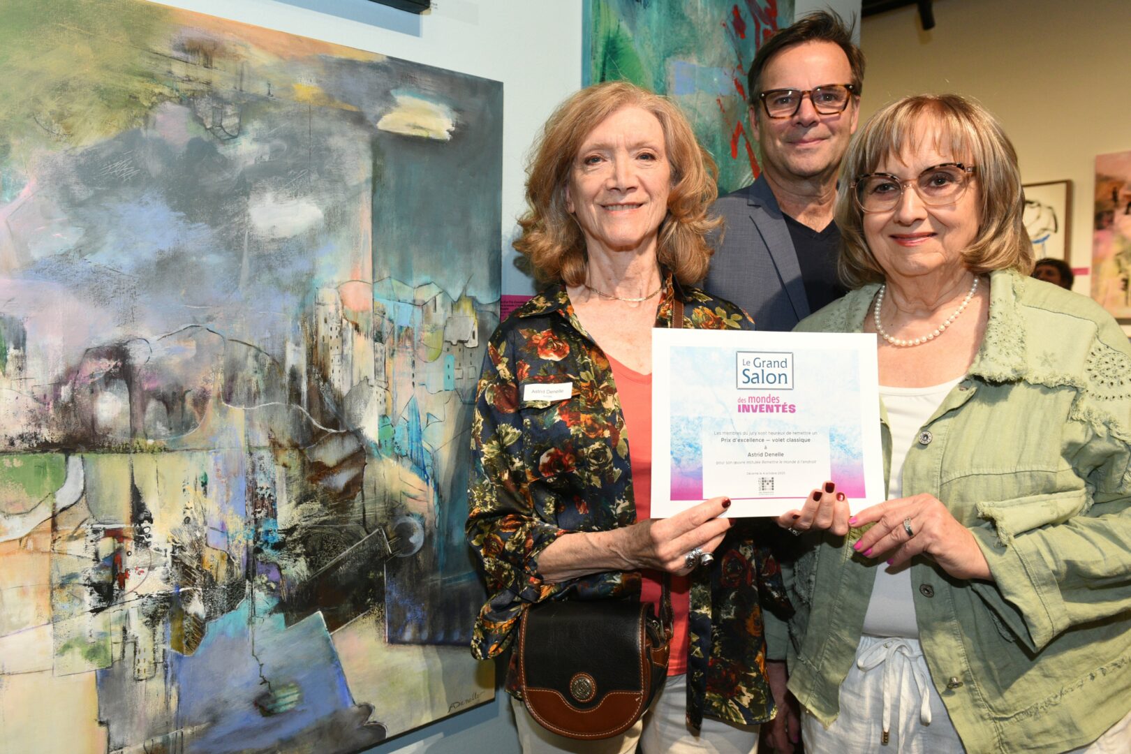 La résidente de Mont-Saint-Hilaire Astrid Denelle a obtenu un prix d’excellence pour « Remettre le monde à l’endroit ». Elle pose en compagnie du conseiller municipal Claude Rainville et de la présidente du CA du MBAMSH, Francine Jacques. Photo gracieuseté