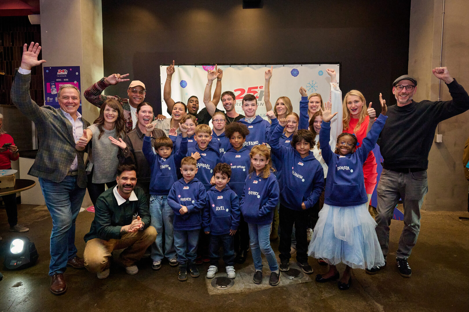 Les 12 enfants parrainés en compagnie des personnalités publiques impliquées dans l’évènement lors du lancement médiatique. Photo Christian Martin