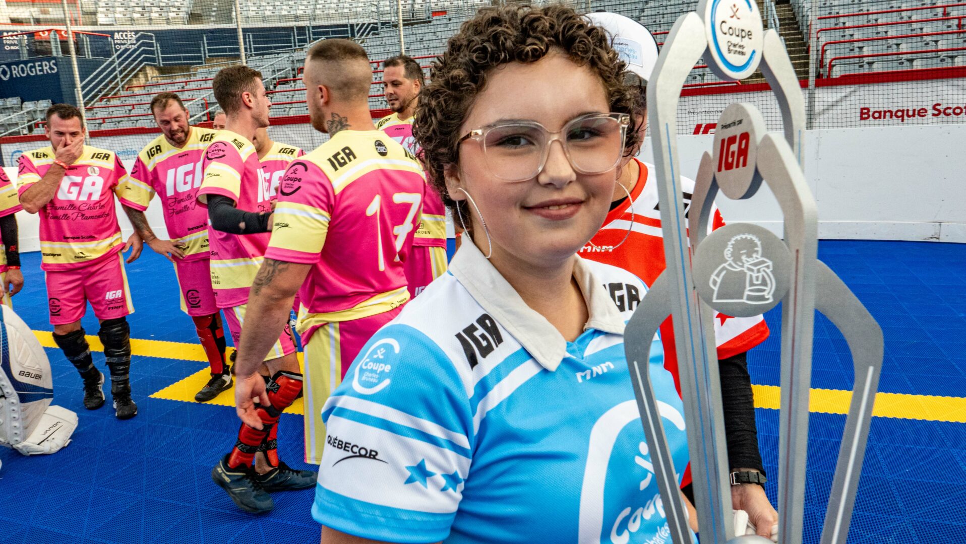 Ophélie Richard avait la responsabilité de remettre le trophée aux vainqueurs de la Coupe Charles-Bruneau. Photo gracieuseté