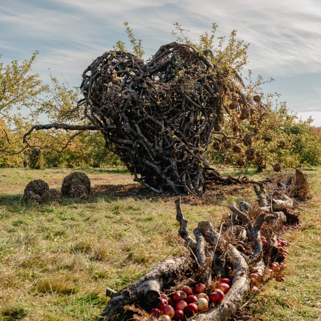 En 2024, l’œuvre « L’amour engendre force et passion », de Jean Guillet, avait remporté le coup de cœur du public. Photo Véronic Moisan