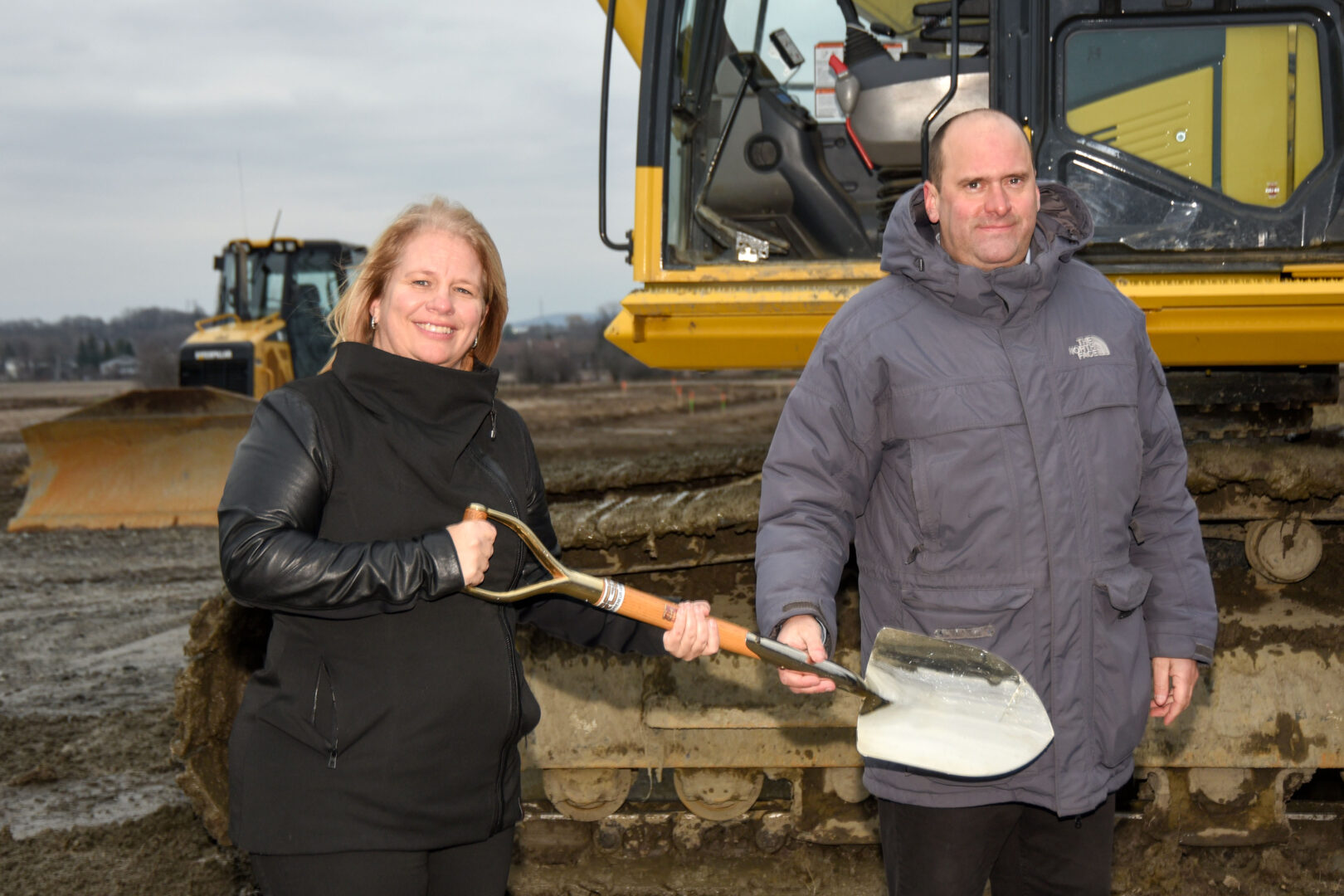 La vice-président et le président de l’entreprise Le Patriote, Magalie Houle et Yves Trachy, lors de l’annonce du début des travaux du quartier, en décembre 2020. Photothèque | L’Œil Régional ©