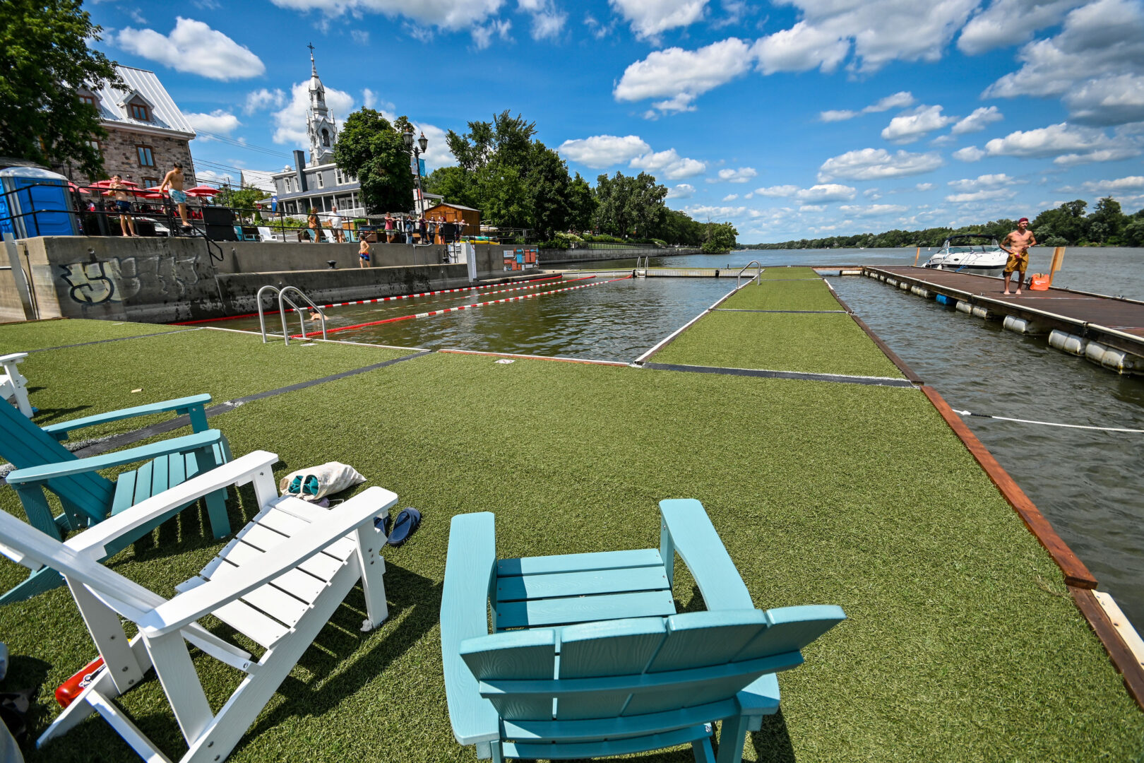 La piscine en eaux-vives. Photothèque | L’Œil Régional ©