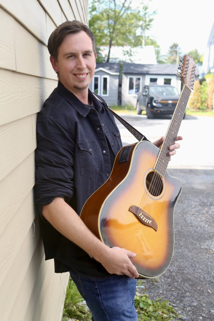 La guitare 12 cordes est l’instrument de prédilection de l’auteur-compositeur-interprète de Belœil François Lepage, une inspiration assumée de Serge Fiori d’Harmonium. Photo Robert Gosselin | L’Œil Régional ©