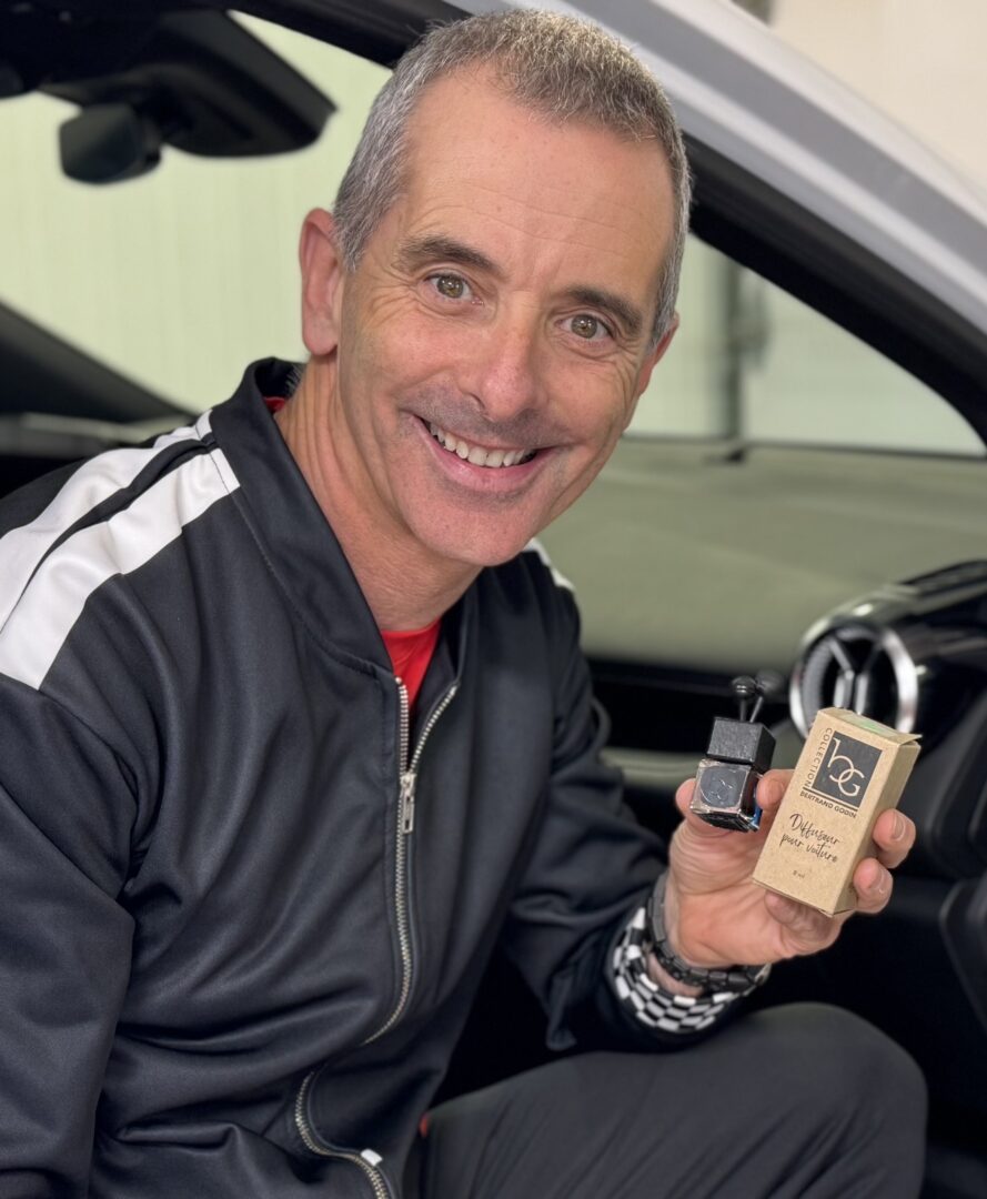 Bertrand Godin tient un échantillon de sa nouvelle collection de diffuseurs pour voitures. Photo Groupe à l’infini