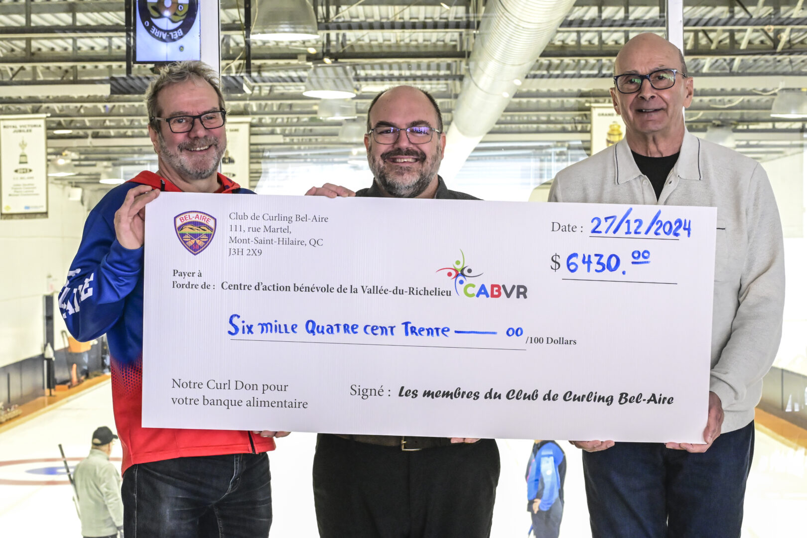 L’organisateur du Curl-Don Luc Roy, le directeur général du Centre d’action bénévole de la Vallée-du-Richelieu, Patrick Thibert et le président Club de Curling Bel-Aire en 2024-2025, Claude Lemieux lors de la remise du montant l’hiver dernier. Photo gracieuseté